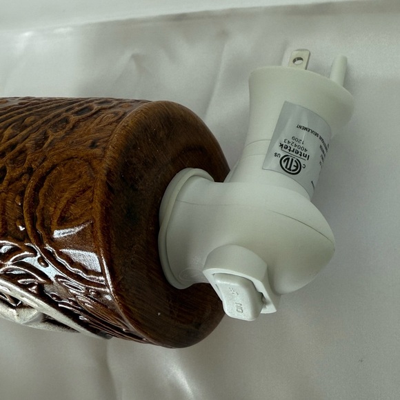 Scentsationals "Leather 'N Iron" Plug-in Wax Warmer w/ Horseshoe and Star - Picture 15 of 16